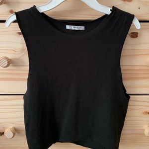 Black muscle-like tee